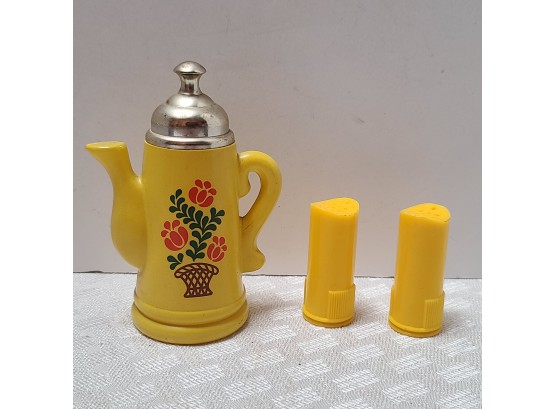 Vintage Avon Small Teapot And Plastic Yellow Salt & Pepper