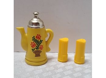 Vintage Avon Small Teapot And Plastic Yellow Salt & Pepper