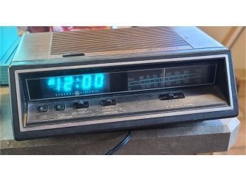 Cute Classic Vintage General Electric Alarm Clock Radio