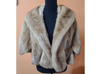 CLASSIC HOLLYWOOD GLAM FOR THE WIN Vintage Excellent Condition Fur Stole Woodbridge Fur Shop