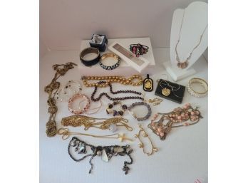 Shades Of Gold Costume Jewelry Lot Some NWOT Some Signed Incl. Semi Precious Stones Excellent Condition
