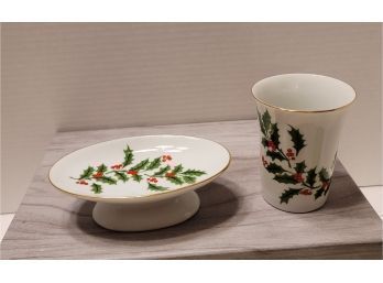 Of Course You Need Xmas Decor For The Bath! Vintage MCM Porcelain Holly Cup And Soap Dish Excellent Condition