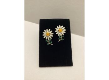Adorable Pair Of Daisy Pins
