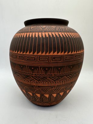 F108 Vintage Navajo Etched Pottery Vase Urn 8x10'
