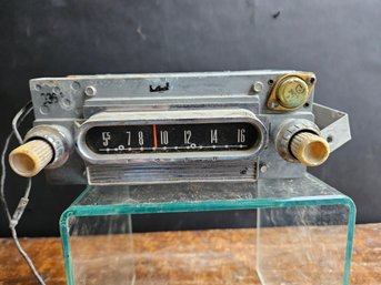 R48  - 1960 Ford FoMoCo Car Radio With Mounting Straps