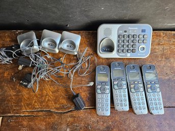 R63 - Panasonic KX-TG7741 Telephone System 4 Phones With Bases