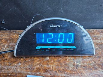 R73 - Memorex MC1886 Blue LED Digital Clock Radio - 7.5x3.5x3.5'