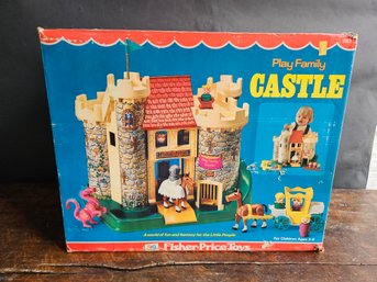M7 - Fisher Price Play Family Castle With Box And Pieces - 17'x14'x13'