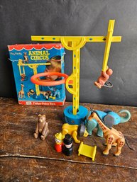 M11 - Fisher Price Play Family Animal Circus - Complete