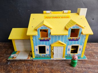 M26 - Fisher Price Play Family House - No Box - Comes With People And Accessories