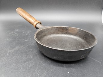 M205 - Cast Iron Skillet Made In USA Marked 60 H-1 NO. 6w. - 5.5'x13' To Handle