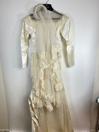 V87 Vintage Satin Wedding Dress And Veil 32' Chest, Waist 25'