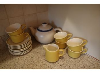 Teapot & Teacups/saucers