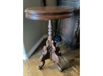 Vintage Oval Side Table With Carved Legs