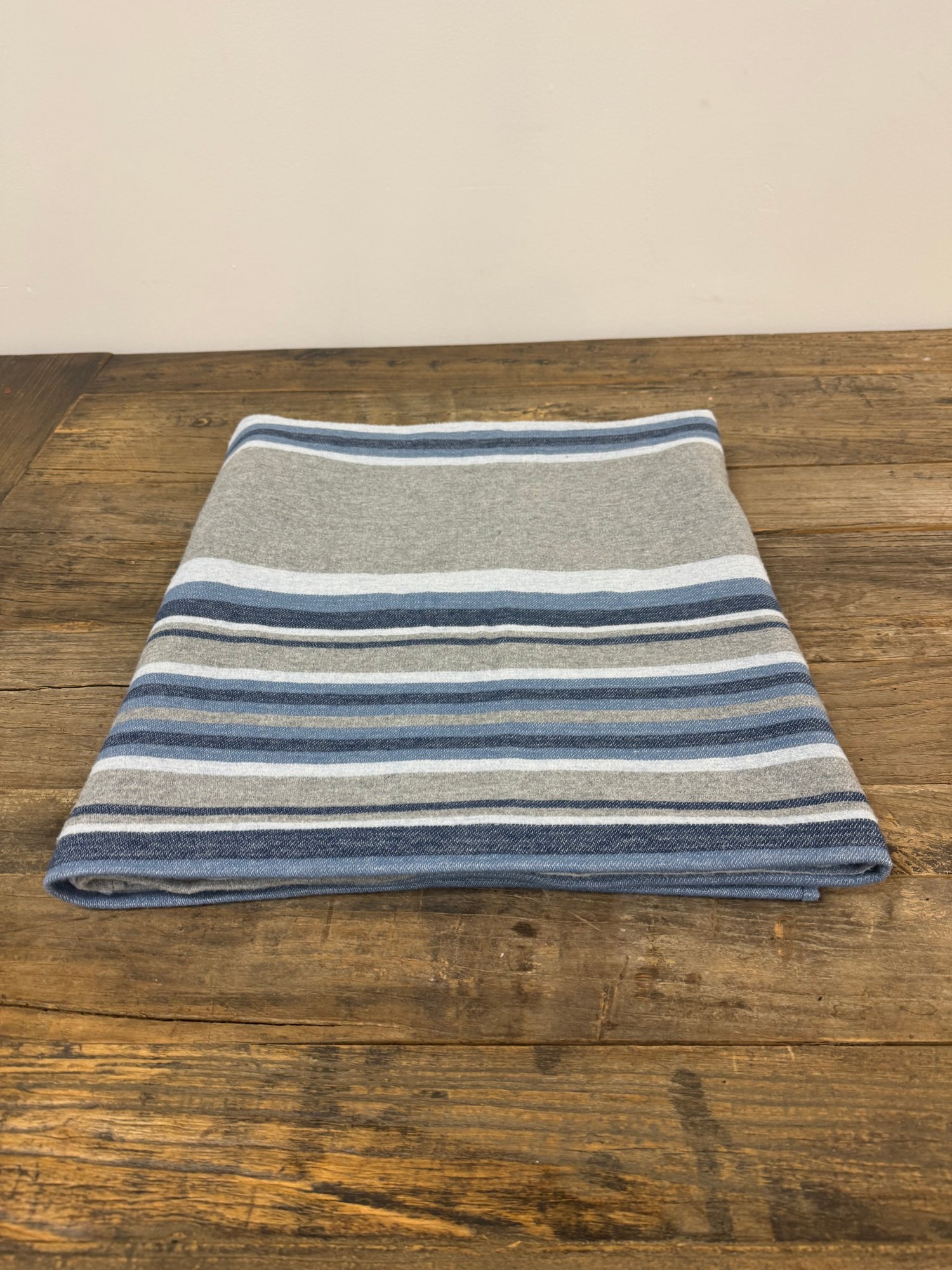 Blue And Grey Faherty Blanket Throw #4442 | Auctionninja.com