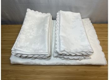 Schweitzer Cotton Scalloped Edge Tablecloth With 18 Assorted Scalloped Napkins