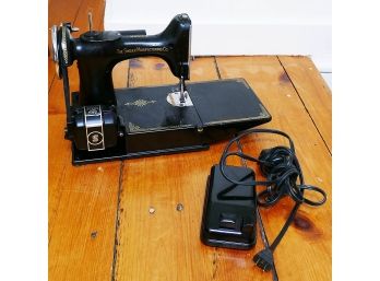 Vintage Singer Featherweight Sewing Machine - With Case & Accessories/Tools