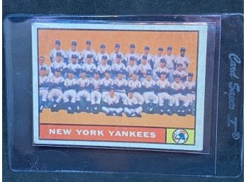 1960 TOPPS YANKEES TEAM WITH MANTLE AND OTHER HOFERS