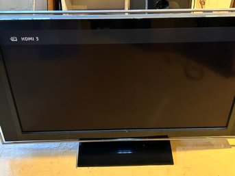 Sony LCD Digital 46' Color TV Model No. KDL-46XBR5 With Remote (pickup Only)