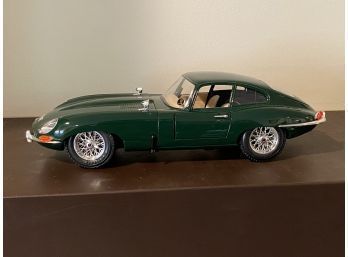 Burago 1961 Jaguar E 1/18 Scale Diecast Model Car Green