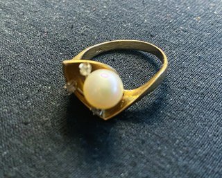 14k Gold Ring With Imitation Pearls And Diamonds