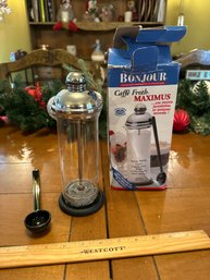 Bonjour Caffe Froth Maximus Glass And Stainless Steel Manual Milk Frother 16-Ounce