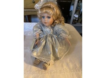 COLLECTOR'S CHOICE Porcelain Wind Up Doll Doreen Plays Beautiful Dreamer
