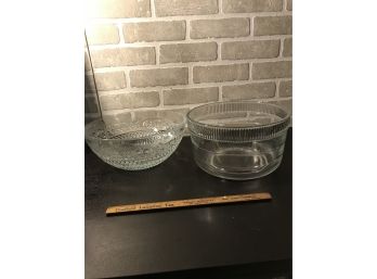 2 X Pretty Glass Serving Bowls