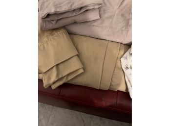 Lot Of Queen Sheets- 4 Sets & 2 Flat Sheets Only See Photos