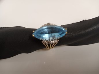 Gold Ring With Large Blue Stone & 10 Small, Faceted  Stones, 14k 585 Gold Markings On Back, .47oz/13.31g