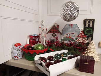 Christmas Ornaments And Decorations. See Pics For Contents Of The Lot.