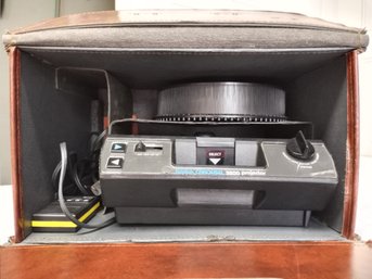 Carousel Style Slide Projector With Case And Remote. See Pictures For Details.