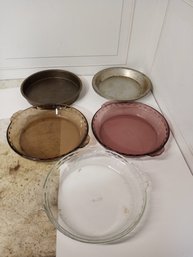 3 Pyrex Pie Plates, And An Assortment Of More Pie Tins. See Pictures For Contents And Condition Of The Lot