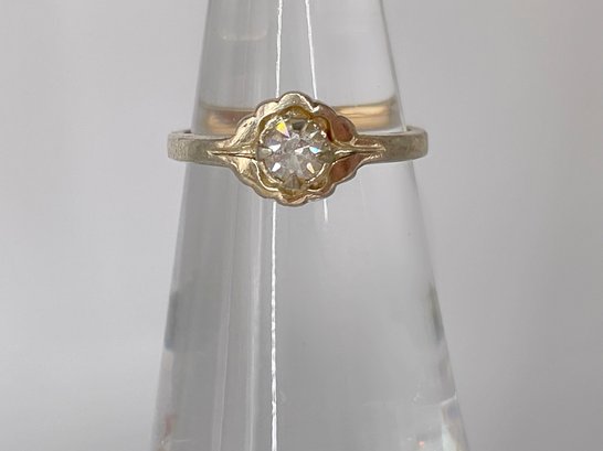 Delicate Sterling Silver Ring With Clear Stone Center 1.24g