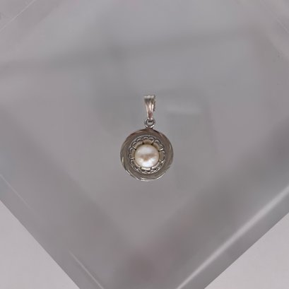 Sterling Silver Charm With Pearl Like Center 1.75g