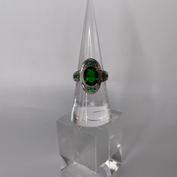 Sterling Silver Ring With Green Stone Center And Clear Stone Border 4.27g