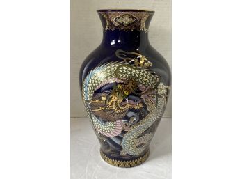 EXQUISITE ROYAL BLUE CHINESE PORCELAIN URN VASE WITH DRAGON