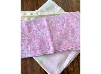 22 Pc Lot Of Napkins, Tablecloth In Pink And Cream