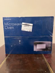 Insignia Microwave Oven - NEW IN BOX