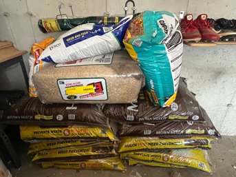 Lot Of Mulch / Lawn And Garden Care
