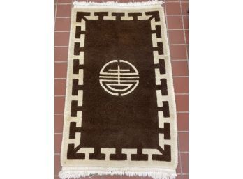 Lot 5 Thick Heavy Wool Area Rug With Center Emblem 3'1 X 5'4