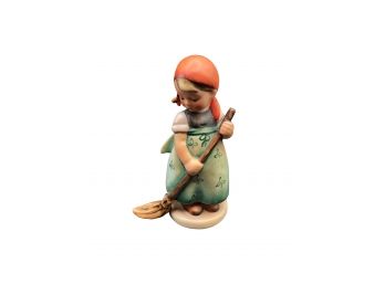 Hummel Little Sweeper Figurine TM6 Girl With Broom #171 VERY GOOD CONDITION