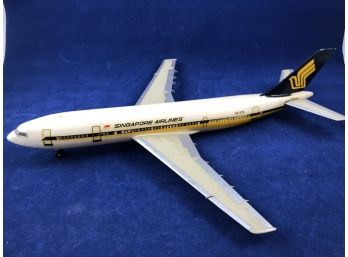 Vintage Model Airplane Singapore Airlines