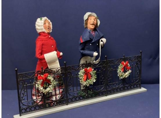 The Byers' Choice Ltd, Two Victorian Carolers With Wreath Fence