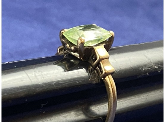 10K Yellow Gold Pale Peridot Ring, Size 7