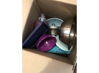 Box Of Misc Kitchenwares - Mixing Bowls, Pyrex, Water Bottles