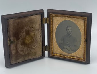 Original Civil War Ambrotype Daguerreotype Photo Image Soldier In Uniform Gutta Percha Case