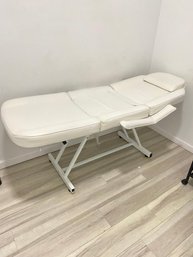 Professional Facial Tabel Bed Chair For Beauty Salon White Leather Cover 2-3