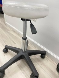 Professional Spa Round Air-lift Stool Ultra Resistant Vinyl 1-2