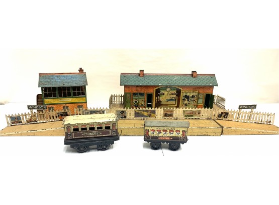 Antique English Tin Litho Hornby Train Buildings And 2 Cars